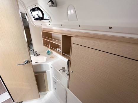 2_tempus-ii-bathroom Superychts For Sale. - Family Sailing Holidays in Barcelona | TEMPUS II Yacht Charter