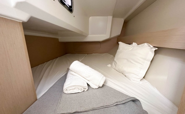 2_tempus-ii-guest_cabin Superychts For Sale. - Family Sailing Holidays in Barcelona | TEMPUS II Yacht Charter