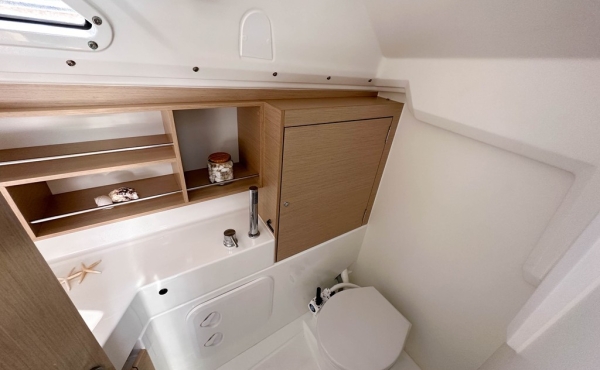 2_tempus-ii-head_with_sink Superychts For Sale. - Family Sailing Holidays in Barcelona | TEMPUS II Yacht Charter