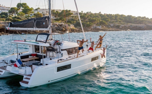 guests on board lagoon 40 samana 3_guests_on_board_lagoon_40_samana Superychts For Sale. - Lagoon 40 Samana | Luxury Family Catamaran Charter Sicily