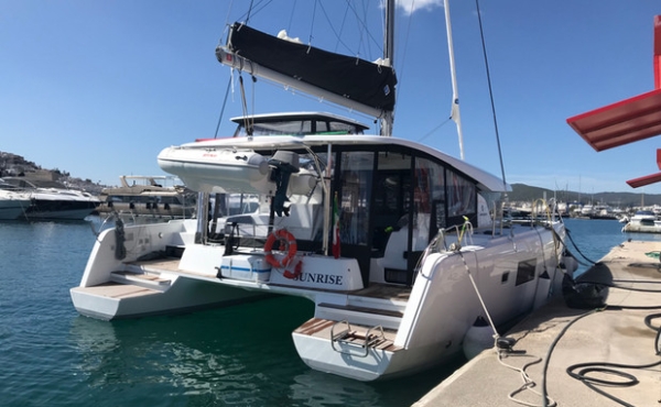 lagoon-42-sunrise-exterior 4_lagoon-42-sunrise-exterior Superychts For Sale. - Lagoon 42 - Sunrise | Family Sailing Catamaran Charter